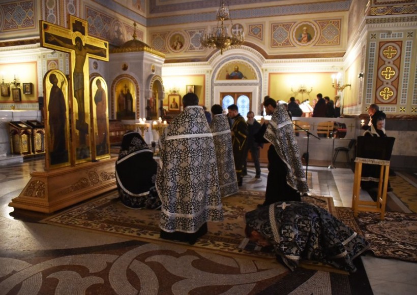 Поклоны и колѣнопреклоненія у православныхъ и католиковъ.