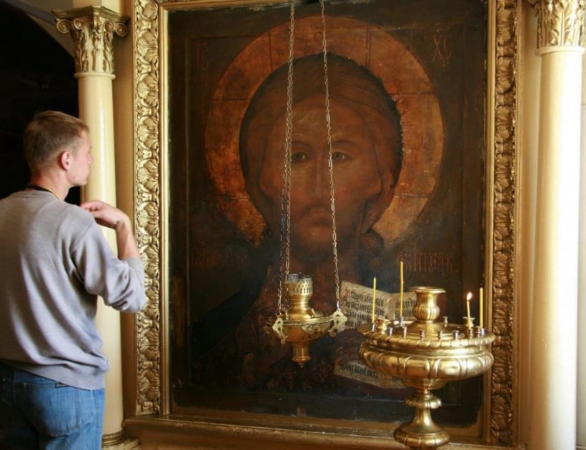 Для чего при молитвѣ мы осѣняемъ себя крестнымъ знаменіемъ?