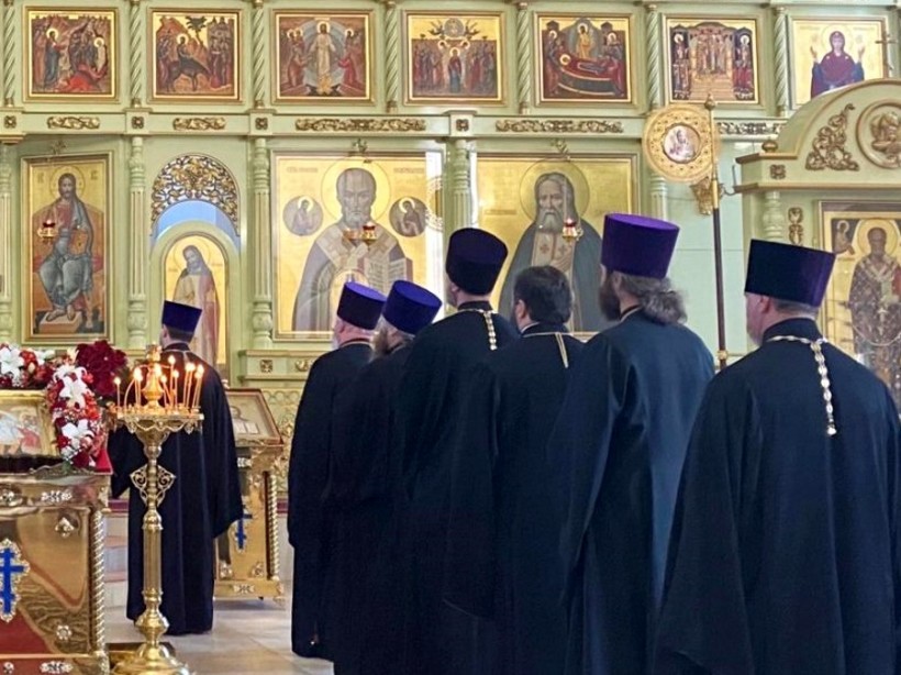 Изъ Распоряженіи Епархіальныхъ Начальствъ: О порядокѣ первостоянія священнослужителей при соборныхъ Богослуженіяхъ.