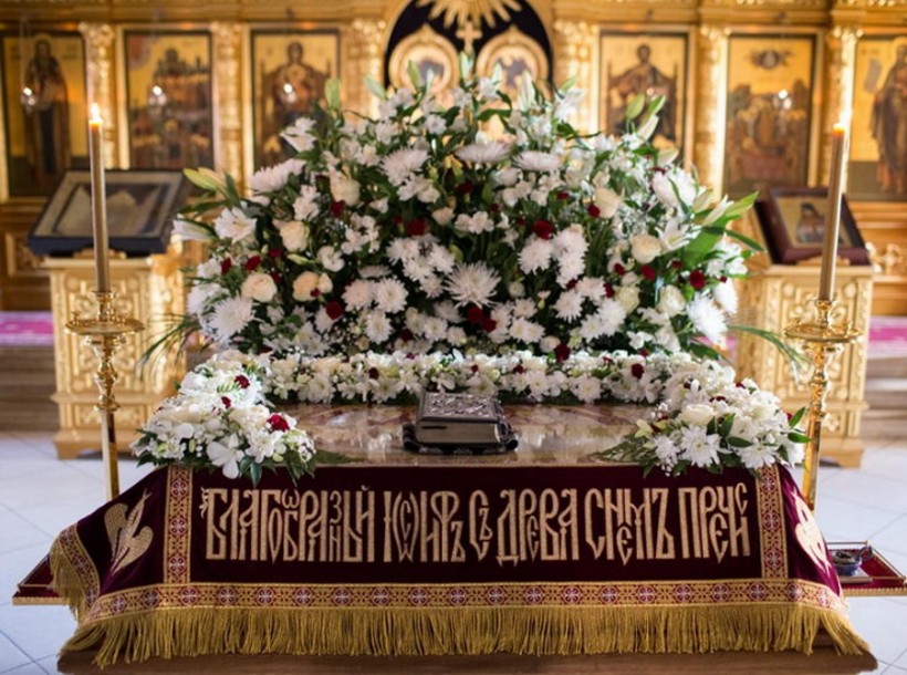 У св. Плащаницы.